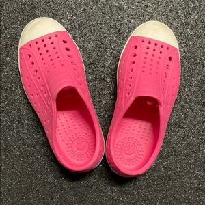 Girls NATIVE slip ons